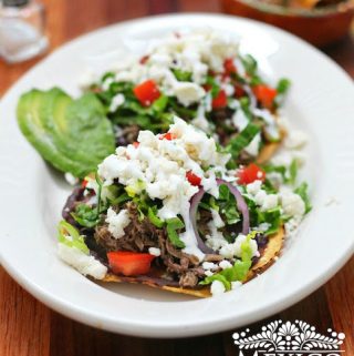 牛肉tostadas使用肉丝食谱。