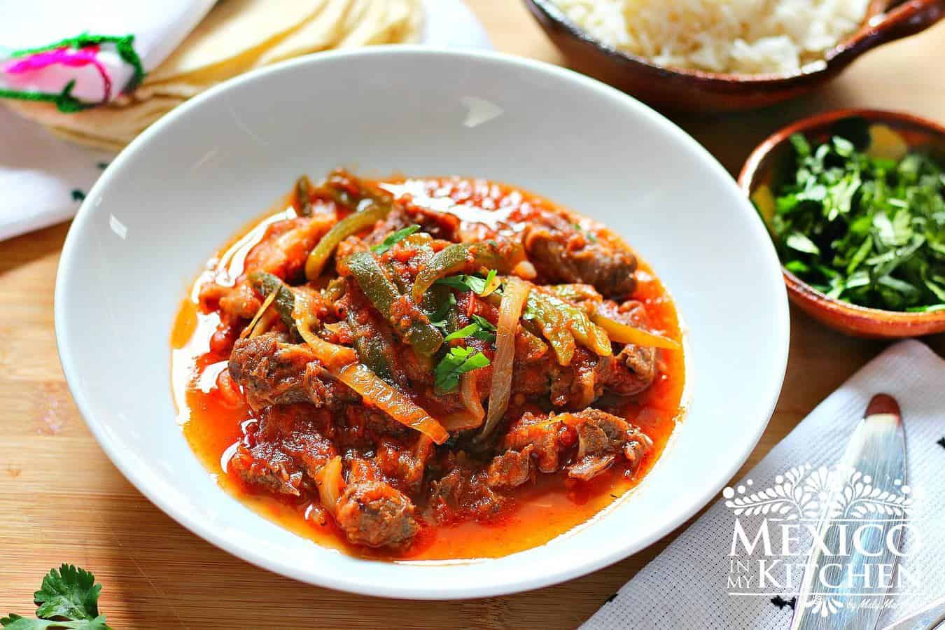 牛尾炖牛肉配辣椒，正宗墨西哥食谱亚搏体育取款gydF4y2Ba